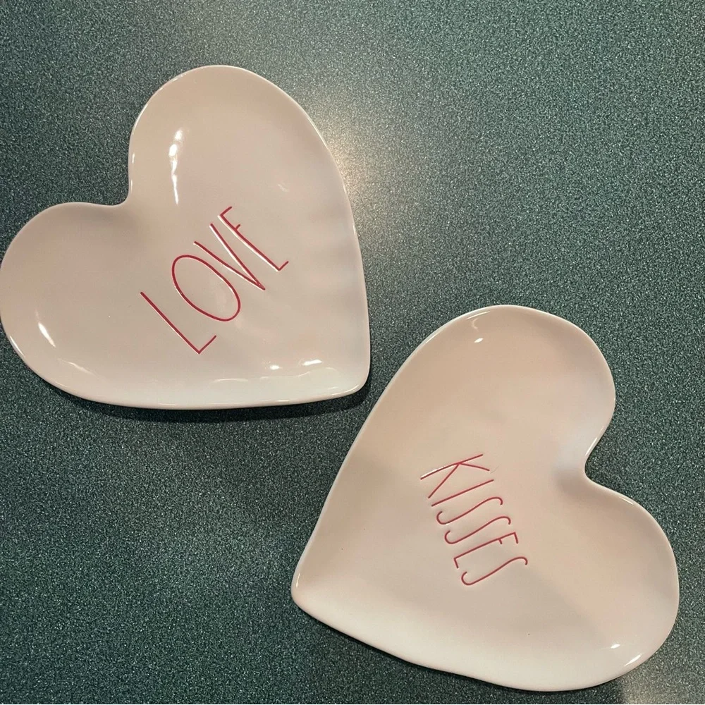 RAE DUNN KISSES & LOVE HEART SHAPE PLATES Set of 2 NWOT - Picture 10 of 11